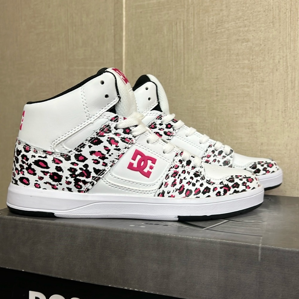 WOMEN’S DC CURE HI TOPS SIZE 6.5 BLACK AND LEOPARD PRINT BRAND NEW IN BOX!!